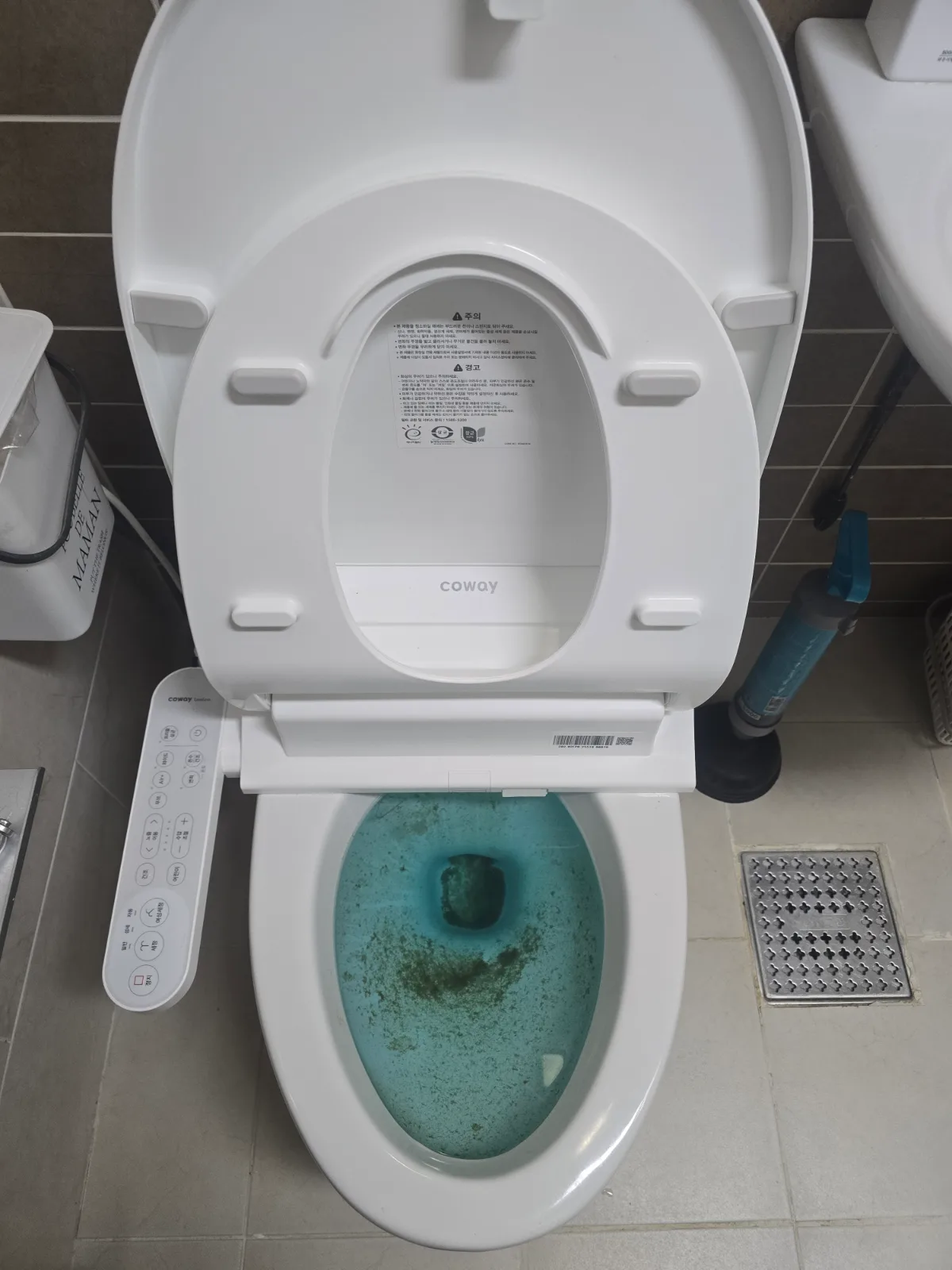 강남구 논현동 변기막힘 강남구 논현동 오피스텔 변기막힘 현장 변기와 이물질이 안내려가는 모습